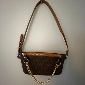 Michael kors midjeväska  - Helt ny med lappar kvar, aldrig använd. Original pris 55$, mitt pris 450, kan diskutera pris.