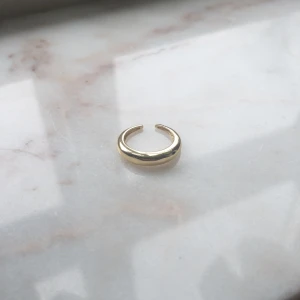 Ring från Yomie 💕 - Yomie har fina kvalitativa prisvärda ringar som endast kostar 119kr 💕 Alla är vattentäta och gjorda av rostfritt stål 💛 Ringarna orsakar alltså inga utslag 💕Denna ring är justerbar & i färgen guld 💛 För fler frågor/bilder skicka ett meddelande💕