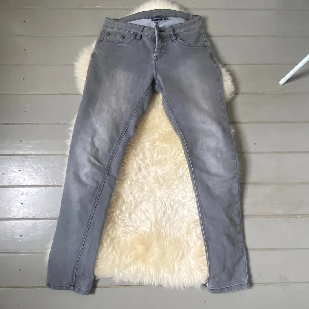Säljer dessa jeans då de sällan kommer till användning. Jättefin grå färg! De står storlek 36/38 på lappen men passar någon som vanligtvis har 36🤍. Jeans & Byxor.