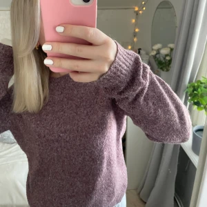 Stickad tröja - Säljer min sköna stickade tröja från VERO MODA❣️Jättefin lila aktig färg
