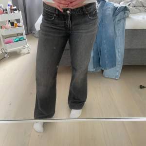 As snygga lågmidjade jeans ifrån Zara. Uppsydda till mig som är 162cm lång. Använd typ 2 ggr. Nyskick.