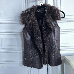 skinnväst  - köpt second hand, från bershka och i bra skick och kvalitet! ej äkta skinn