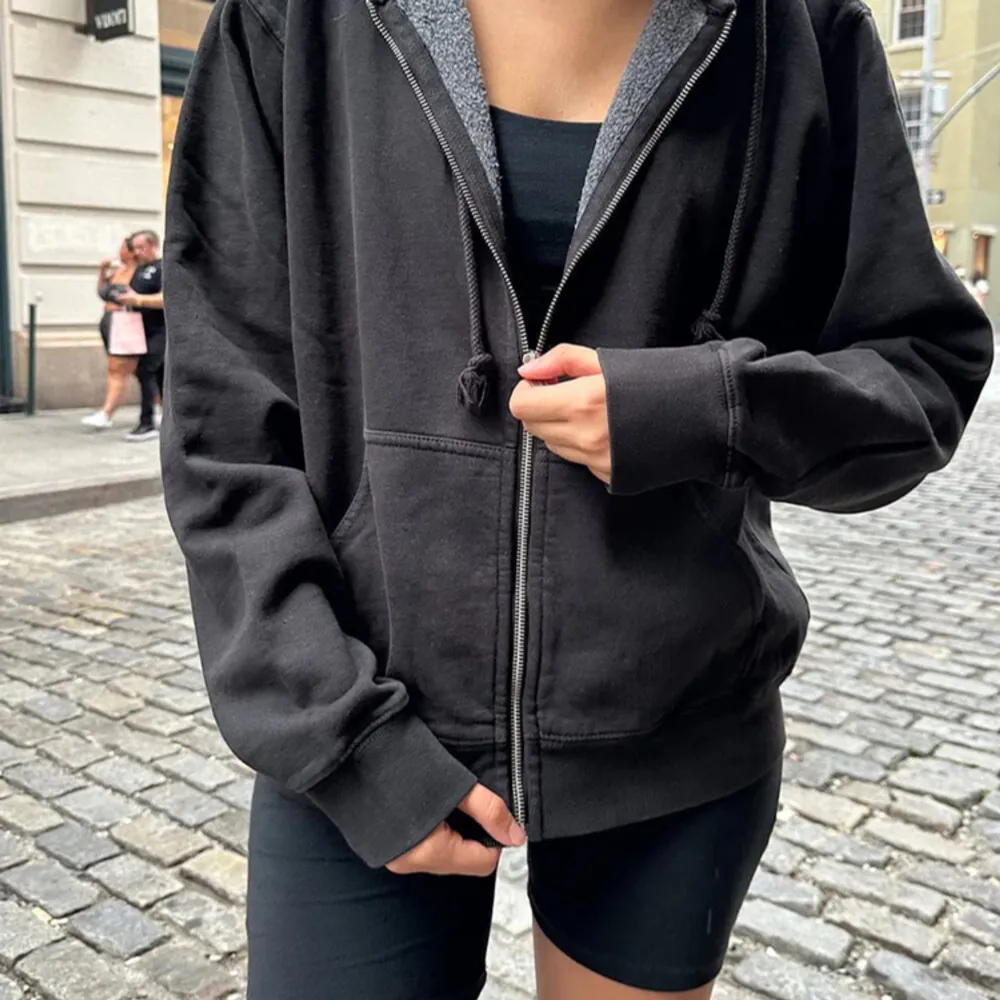 Svart Brandy Melville hoodie, köpt för över 500 kr, aldrig använd pga har dubbletter. Det är superbra kvalite, tjock bomull som ej nopprar.  Regular fit one size (Storlek xs-m). Hoodies.