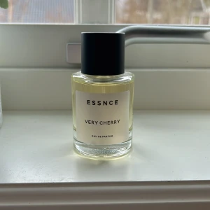 Essnce parfym - en dupe av tom fords lost cherry! luktar super gott och jag tycker den är lik originalet. säljer pga jag behöver rensa mina parfymer. om du undrar något är det bara att skriva :)