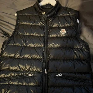 Moncler gui väst Äkta - Hej säljer en äkta Moncler väst av modellen GUI. Den är köpt hos Kaspersheat 2023, nypris på västen ligger på ca 8500kr. Mitt pris (4500kr) har orderbekräftelse på köpet samt transaktionköpet sparat! Västen är i väldigt bra skick