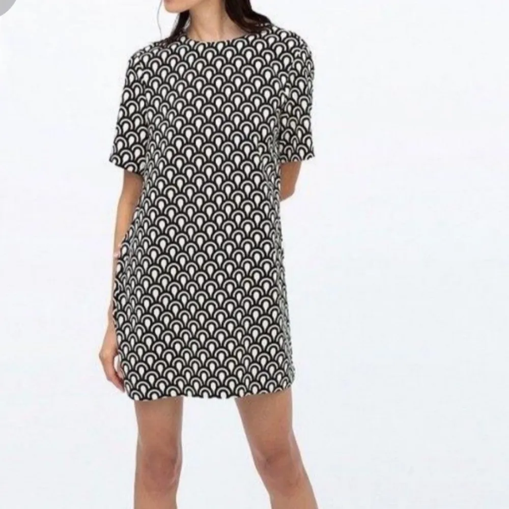 En  svart och vit kort klänning. Använd några ggr, inga anmärkningar 🌸märke: Zara 🌸storlek: M 🌸material: har tyvärr klippt bort lappen men gissar på polyester . Klänningar.