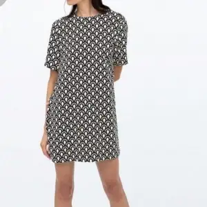 En  svart och vit kort klänning. Använd några ggr, inga anmärkningar 🌸märke: Zara 🌸storlek: M 🌸material: har tyvärr klippt bort lappen men gissar på polyester 
