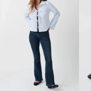 Low waits bootcut jeans - Lågmidajde bootcut jeans från Gina bra skick har inte använt så mycket. Säljer för att dom e för korta för mig som är 175 cm. Lånade bilder skriv om ni vill ha mer bilder.💕