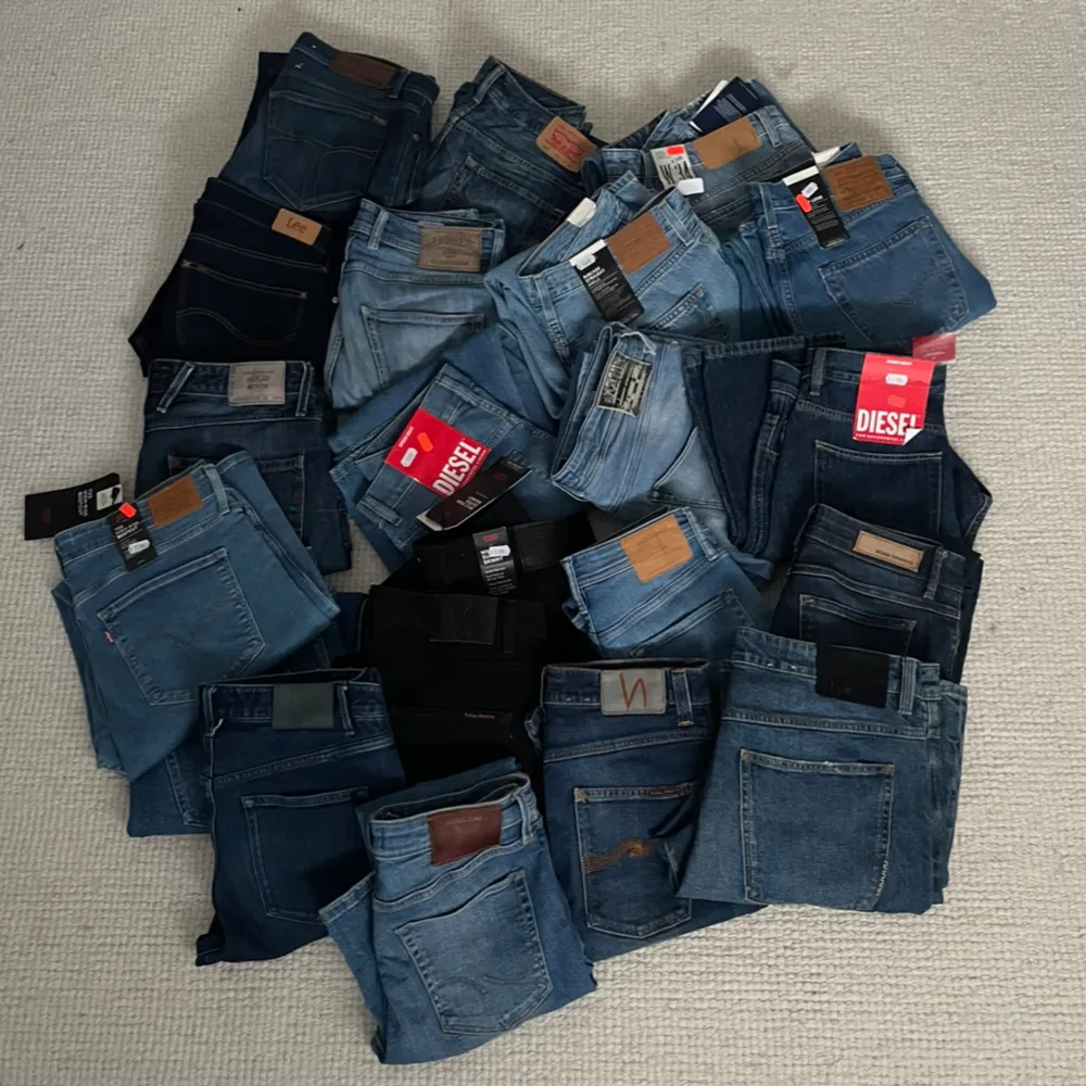 REA! 22 par jeans. Vi ska sälja slut på allt i vårat laget då vi ska lägga av, desto flera jeans man köper desto mer rabatt. All info om varje jeans finns i våran profil . Jeans & Byxor.