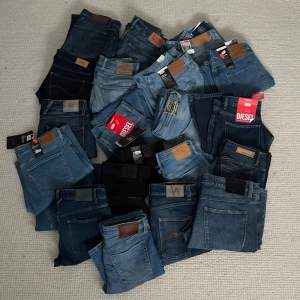 REA! 22 par jeans. Vi ska sälja slut på allt i vårat laget då vi ska lägga av, desto flera jeans man köper desto mer rabatt. All info om varje jeans finns i våran profil 