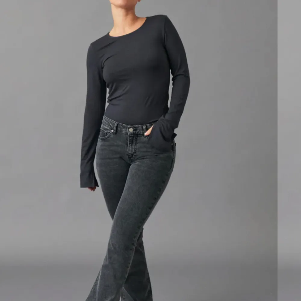 Säljer dessa low Waits bootcut jeans från Gina då de inte kommer till användning! 💗nypris är 499kr men jag säljer dem för 250🥰. Jeans & Byxor.