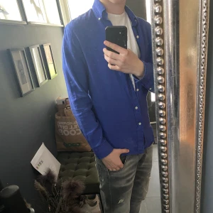 Ralphlauren linne skjorta - En riktigt snygg Ralph lauren linneskjorta som är perfekt till sommaren. Finns inga tecken på några defekter eller slitage. Hör av er vid mer frågor!