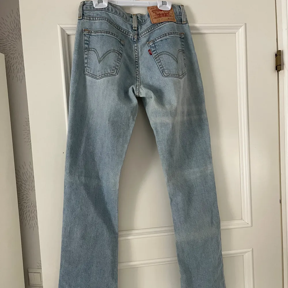 Mid/Low waist Midjemått: 36 cm Innerbenslängd: 78 cm. Jeans & Byxor.
