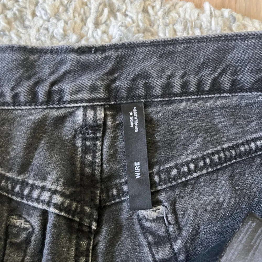 Säljer mina favorit jeans då de blivit alldeles för små. Jättefint skick, låg midja och rak modell. Knäpps med knappar.. Jeans & Byxor.