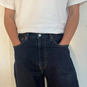 Supersnygga relaxed mörkblå jeans från Levi’s!! Sparsamt använda; i nyskick! Märkta storlek W32 L32, modellen är 1.78 och brukar bära S/M. Skriv vid frågor!!