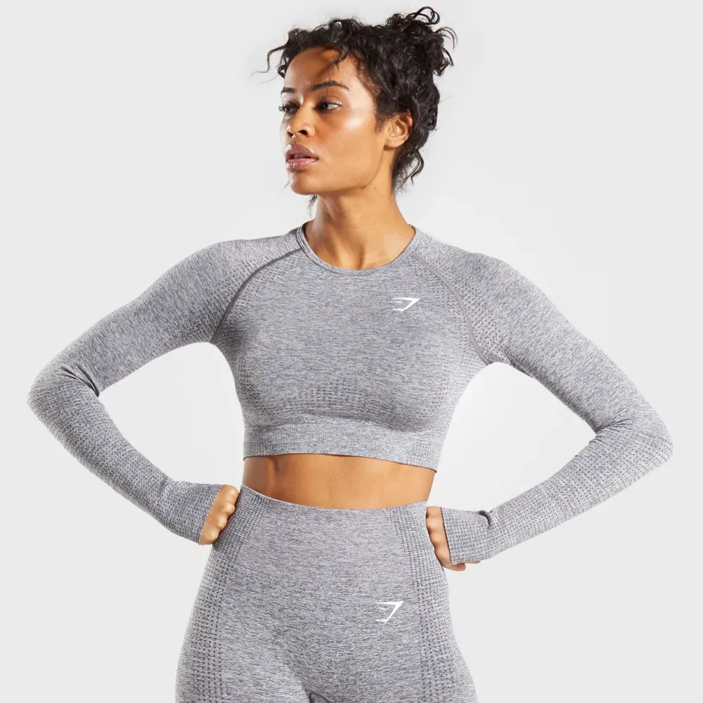 Säljer detta gymshark set i storlek XS i toppen som har modellen ”gymshark vital seamless long sleeve crop top” i färgen smokey grey. Byxorna är i storlek S i modellen ”Vital seamless leggings” i samma färg. Detta set säljs inte längre på gymshark. 😊. Sportswear.