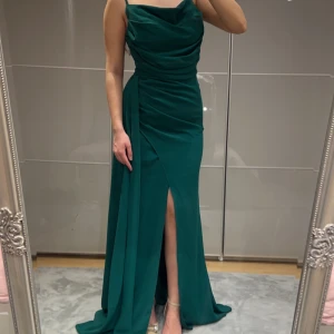 Bröllopsklänning - Storlek S. Använd en gång, ren och precis som ny. Färgen är mycket finare i verkligheten. 