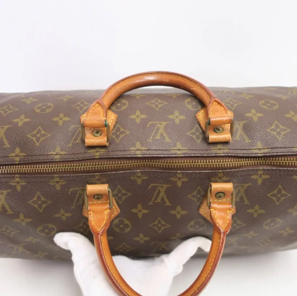 Louis Vuitton Speedy 40 är en tidlös klassiker! Det kommer att lägga till lyxig stil till alla kläder och passa alla tillfällen. Fler bilder och mer info i vår webbutik vintagetreasures.co. Väskor.