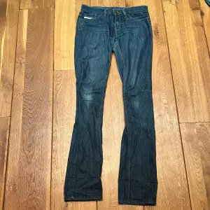 Lågmidjade Bootcut jeans ifrån diesel. Nypris ca 1400kr. Säljer då dem är lite för små. Har aldrig använt förut.