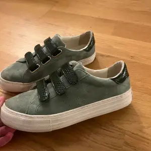 Jättefina gröna sneakers från märket NO NAME i storlek 39. Använda några gånger🌸🙌🏻köpa för cirka 1000kr