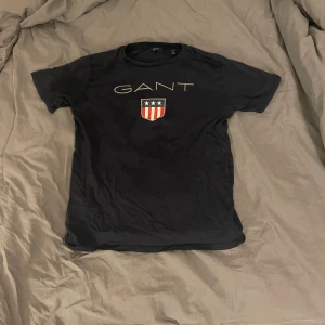 Gant t’shirt - Hej! Säljer denna pga ingen användning, den är mörk blå. Storlek 170-S. Kom privat vid intresse!💞🤍