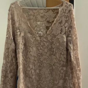 Rosa Spetstopp - En jättefin rosa spetstopp från Gina Tricot, strl M/L, mycket bra skick. (Bilden visar inte så mycket färg men den är rosa). Det går att diskutera om priset 