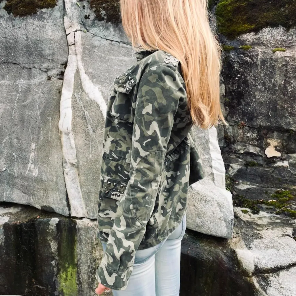 Cool vår jacka med nitar💚 Storlek: S Köp sker via ”köp nu” eller via vår instagram: retrochics.uf💋. Jackor.