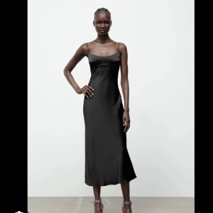 Zara klänning - Endast använd en gång! Köpt i Paris. Jättefin klänning men passar tyvärr inte mig 😫