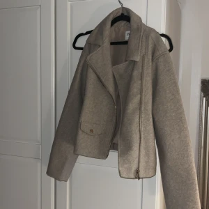 Zara jacka - Snygg vårjacka som inte kommit till anvdöning som dessutom är helt slutsåld på zarha hemsida!
