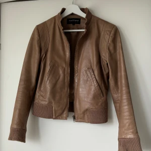 läderjacka  - läderjacka från hollies i storlek s💕