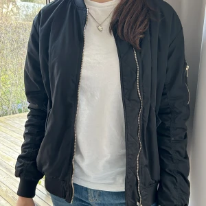 Bomberjacka  - Säljer denna jättesnygga bomberjacka då den inte kommer till användning längre. Bra skick! 