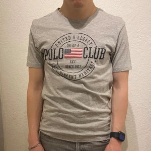 Polo club t-shirt - En grå t-shirt från märket Polo Club i storlek S. Produkten är i använt skick men utan några som helst defekter. Hör av er vid frågor!
