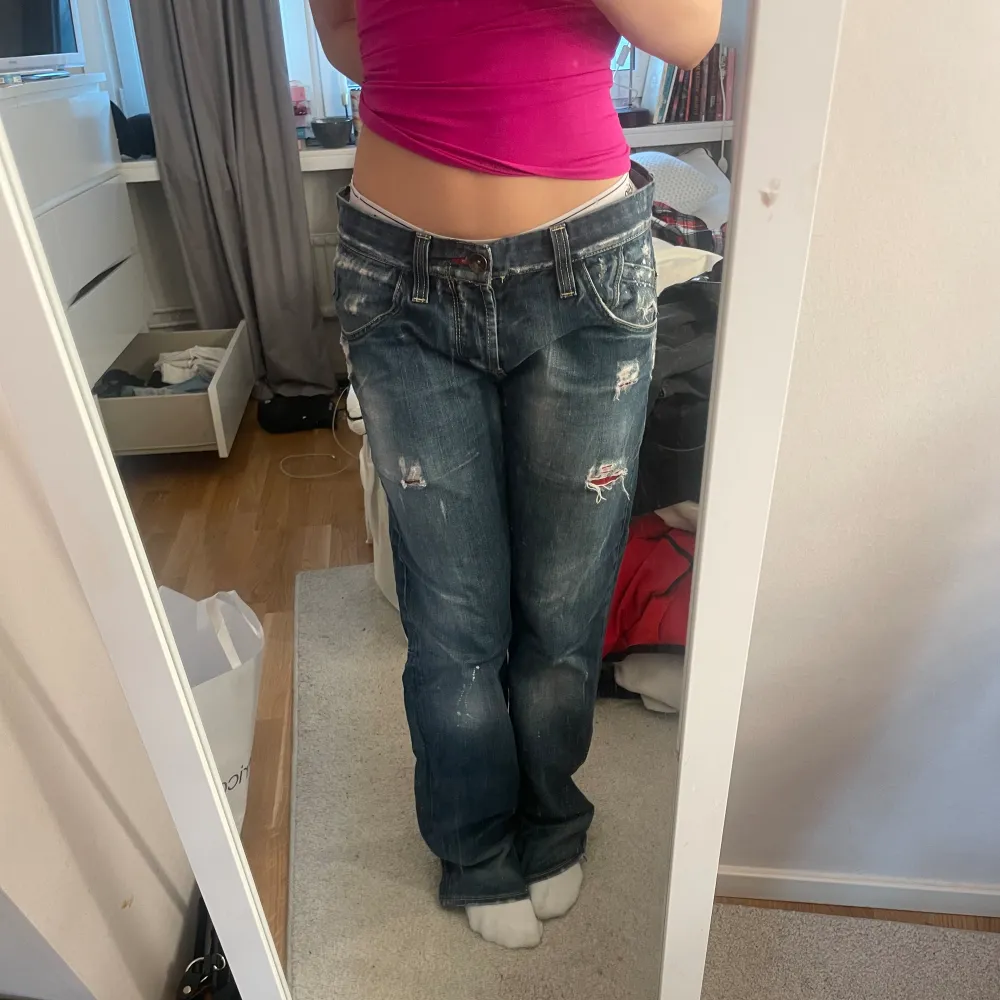 Skitsnygga lågmidjade jeans i as bra skick, använd fåtal gånger💕💕💕 it säker på storleken men står size 30 och length 32. passar mig som bär 34-36 och xs-s. Jeans & Byxor.