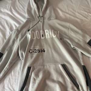 Fin oanvänd hoodie - Fin hoodie i märket hoodrich fick den i present och har bara testat den då det inte var min smak. Denna tröja finns inte längre i butik och är svår att få tag i.  Ny pris: ca 800kr  Mitt pris: 350kr priset kan diskuteras  Köparen står för frakten!