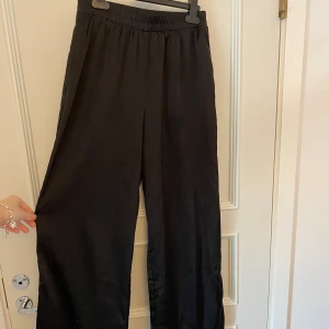 Byxor - Säljer dessa byxor då de inte kommer till användning längre. De är gjorda utav ett glansigare material som ni kan se på sista bilden. Har ni några frågor är det bara att fråga på, puss puss💋