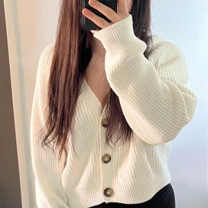 Vit kofta med knappar - Jätte fin kort kofta med knappar från monki. Storlek xs men skulle säga att den passar s också. Använd ett fåtal gånger men inga slitningar.