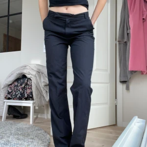 Kostymbyxor  - Svarta kostymbyxor ifrån asos. De är i fint skick med en medelhög midja💕det går bra att trycka på köp nu, hör av dig vid funderingar!