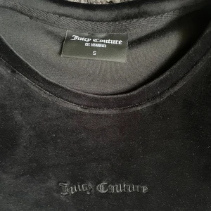 Juicy couture mjukis-klänning - Säljer min jättesköna klänning i mjukt slätt material, såsom ett mjukisplsgg från Juicy Couture. Original pris 700