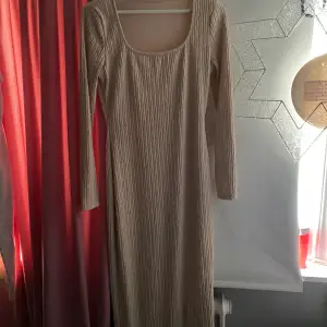 Beige klänning med slit i storlek M, 200kr