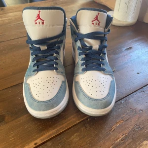Air Jordan 1 - Helt oanvända Air Jordan 1 Mid French Blue Fire Red i stl 41. Nypris ca. 2500 kr.