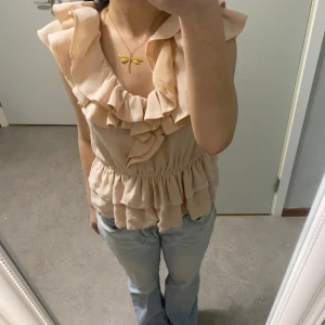 H&M Rosa blus💞 - Intressekoll på denna populära h&m rosa blus topp, toppen ser mer rosa ut än vad den gör på bilden!☺️ öppet för prisförslag och funderingar ❤️‍🔥☝️ köp gärna via ”köp nu ”❣️