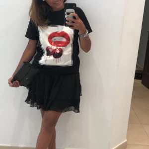 Limitato T-shirt  - Svart T-shirt från Limitato (Sara Pope), strl XS/S! Fint skick. Inköpt för 1599kr.