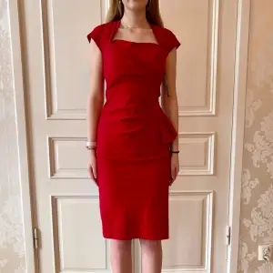 Jättefin röd klänning i skönt material. Storlek M. Stretchig. Modellen på bilden är 173 cm och har storlek 38 i de flesta andra kläder. Aldrig använd. Vi har lagt ner vår klänningsbutik och säljer ut. Ny pris är 2000-3000kr