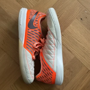Nike gympa skor - Fint skick andvänder aldrig dom st 39 men passar som 38.
