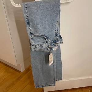 Fina jeans från mango i storlek 38 men passar även de som bär 36. För fler bilder är de bara att höra av sig.