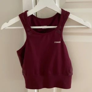 Träningstopp  - Från stronger. Stretchiga i materialet. Passar s/m 