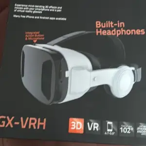 VR-glasögon för smartphone Nytt. Upplev häftiga 3D-effekter och filmer med hjälp av din smartphone  Ladda ner 3D-filmer, spel och annan underhållning i din mobil. Placera den sedan i VR-headsetet passar till alla smartphones  Kan skickas 