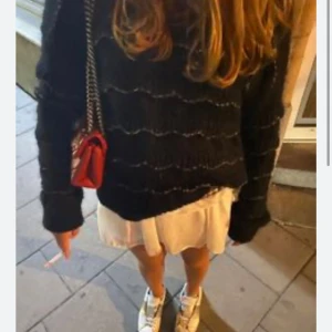 Zara tröja - Säljer nu min stickade tröja från Zara som är helt slutsåld och supersvår att få tag på! 