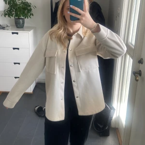 Vårjacka - En superfin vårjacka som inte kommit till användning, fint skick och perfekt till våren eller kalla sommarkvällar💕💕