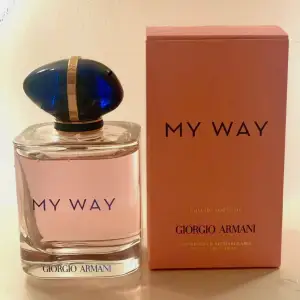 Säljer denna härliga parfym ifrån Armani som är i bra skick och köpt endast ett par månader sen. 😊Har användning av andra parfymer därför behövs ny            ägare! 🩷använd fåtal gånger märkt knappt. originalpris; 1800 🌸 90ml.